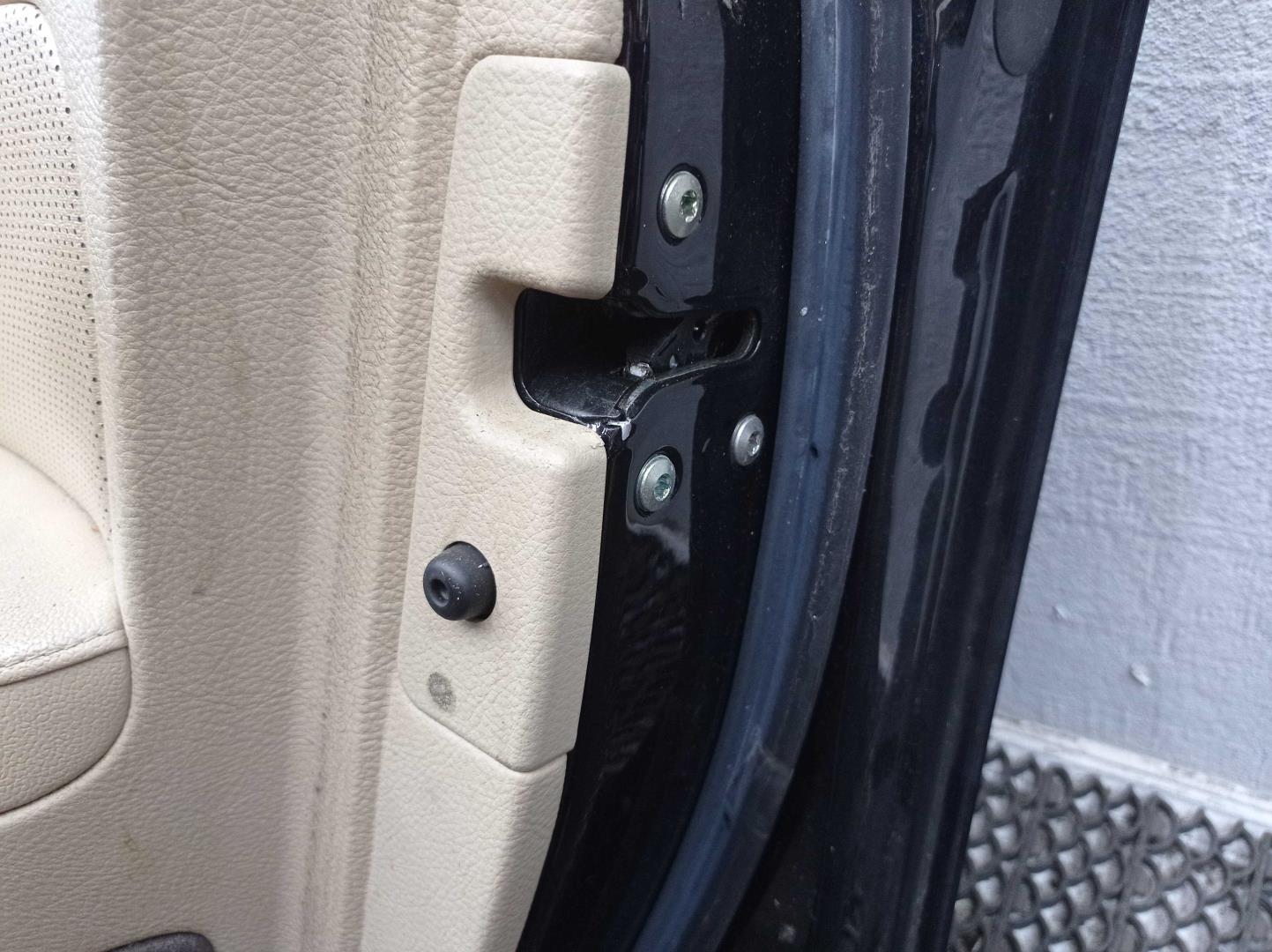 Замок двери передней правой