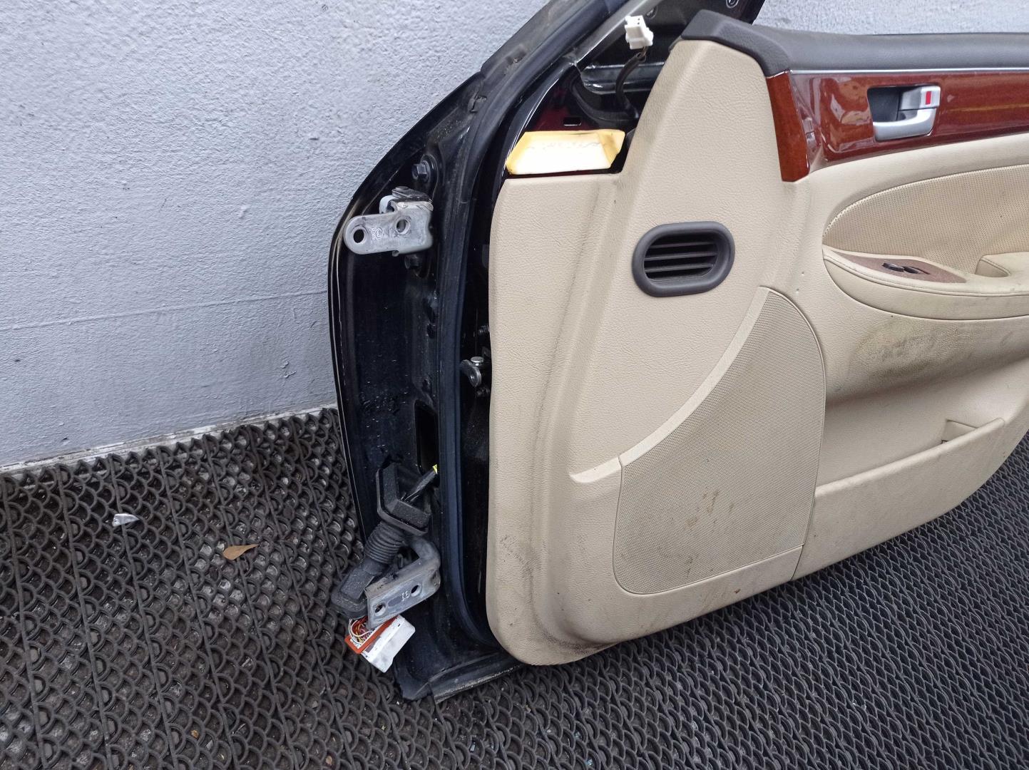 Замок двери передней правой