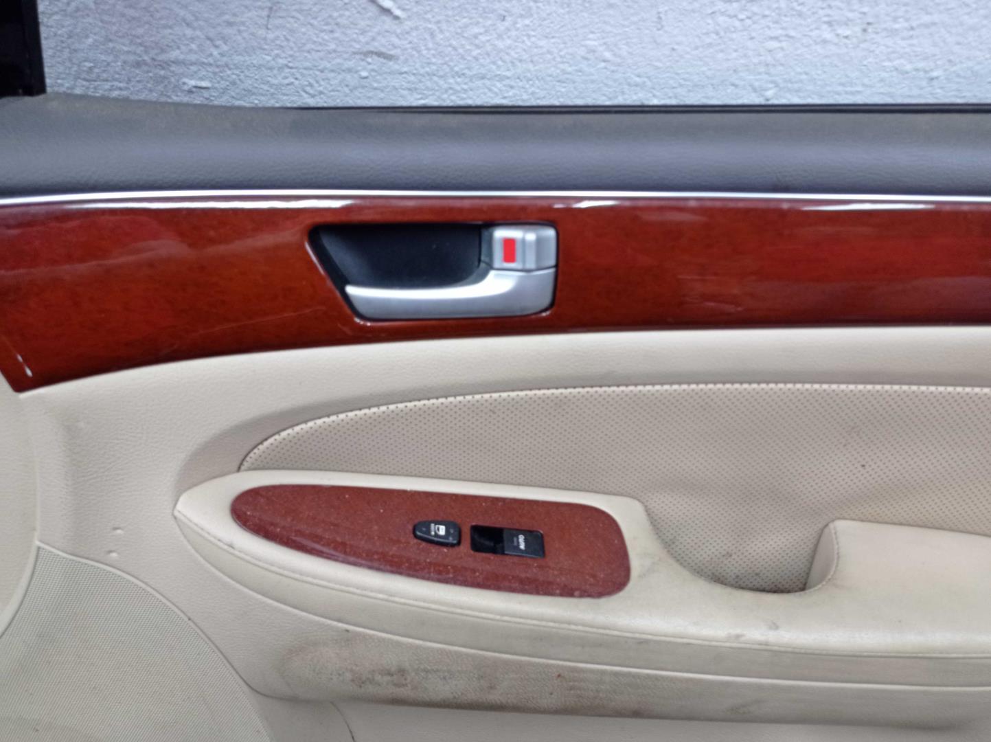 Петля двери передней