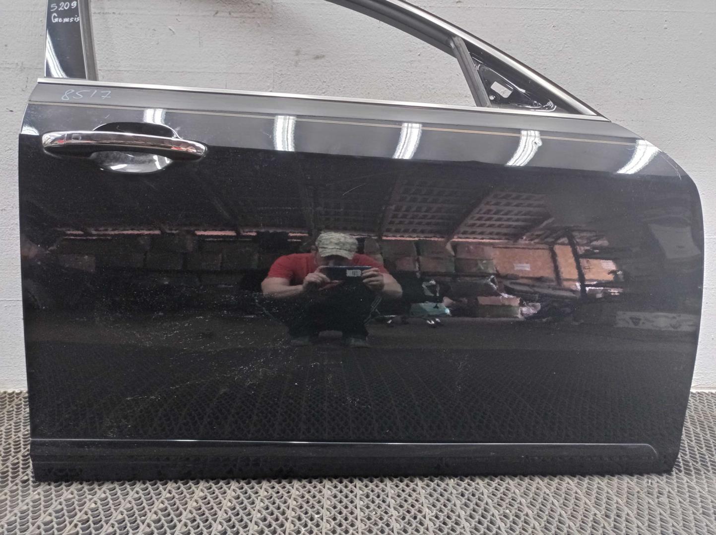 Петля двери передней