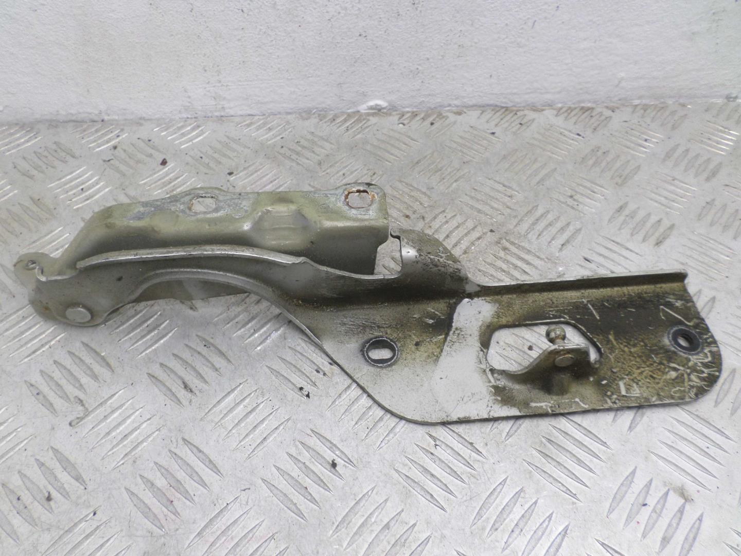 Петля капота правая