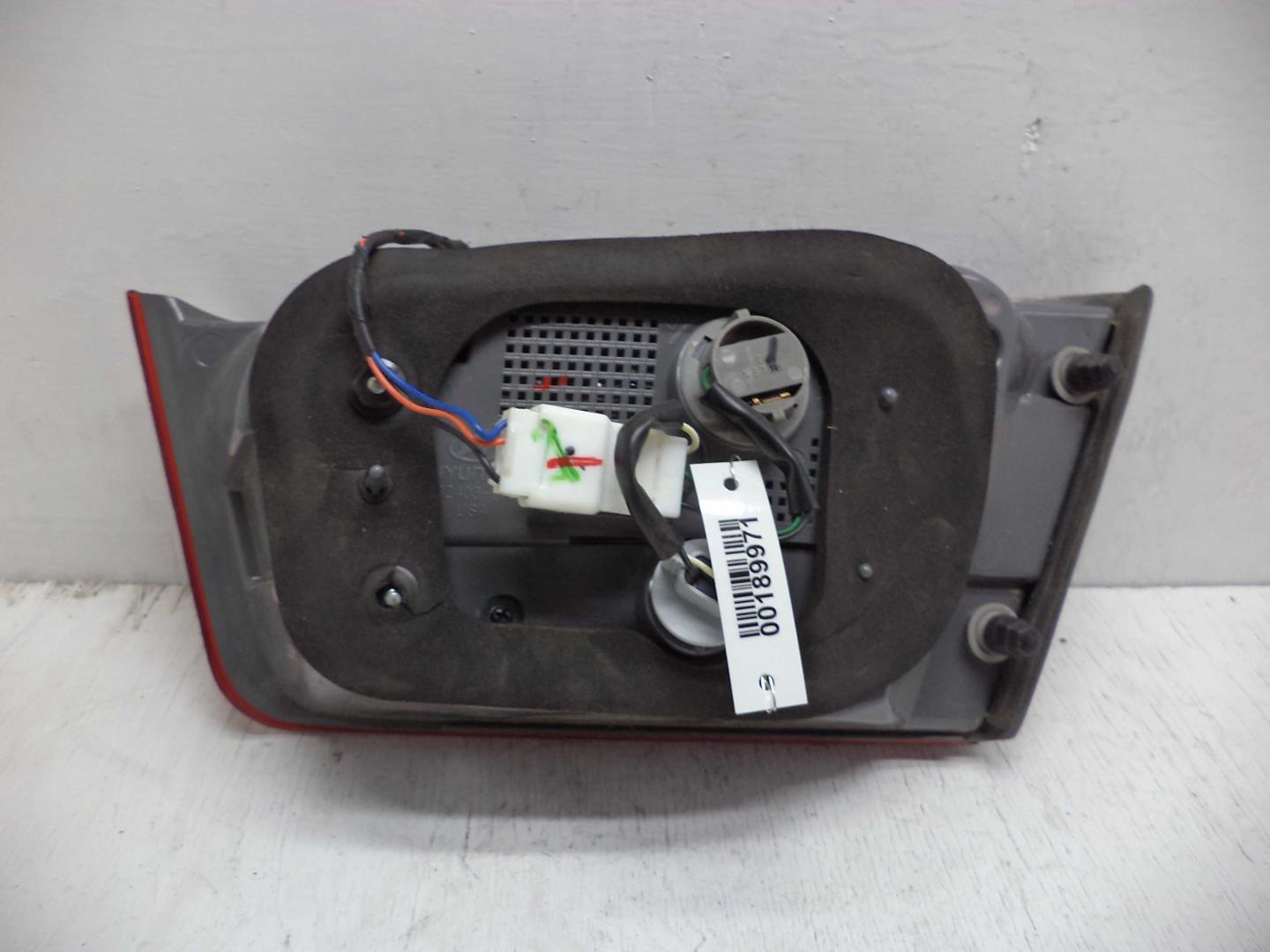 Фонарь задний внутренний левый