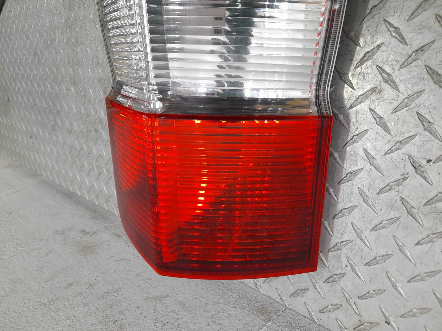 Фонарь задний наружный левый