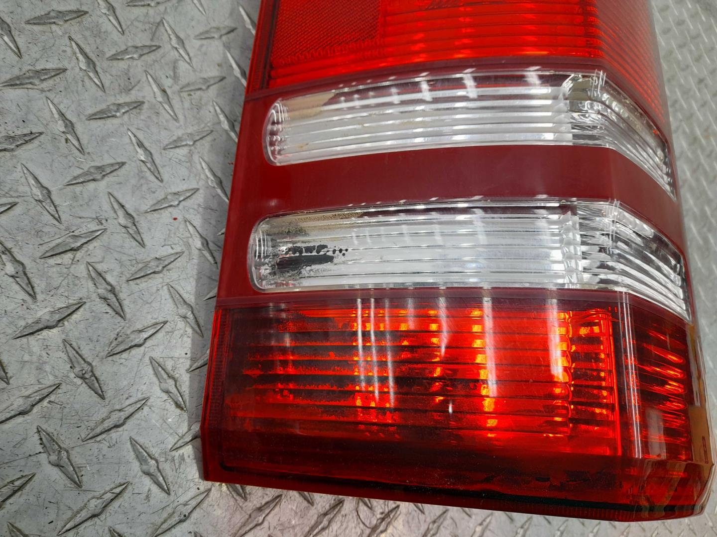 Фонарь задний наружный левый