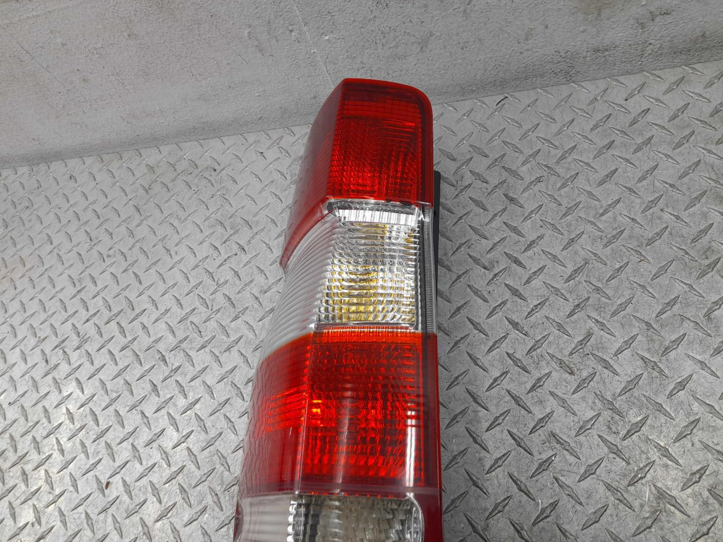 Фонарь задний наружный левый