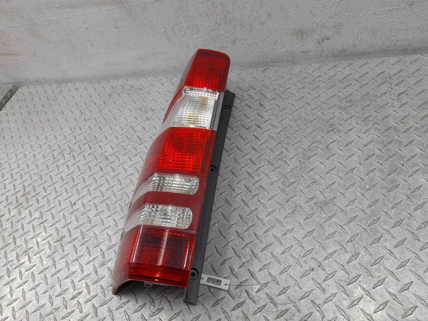 Фонарь задний наружный левый