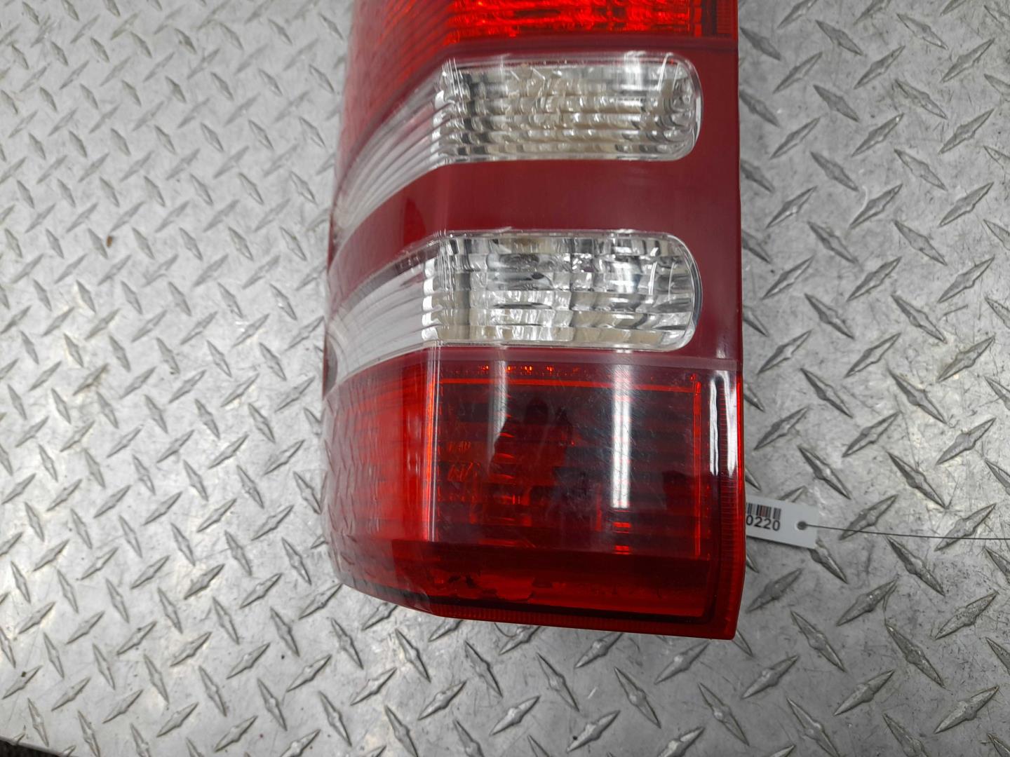 Фонарь задний наружный левый