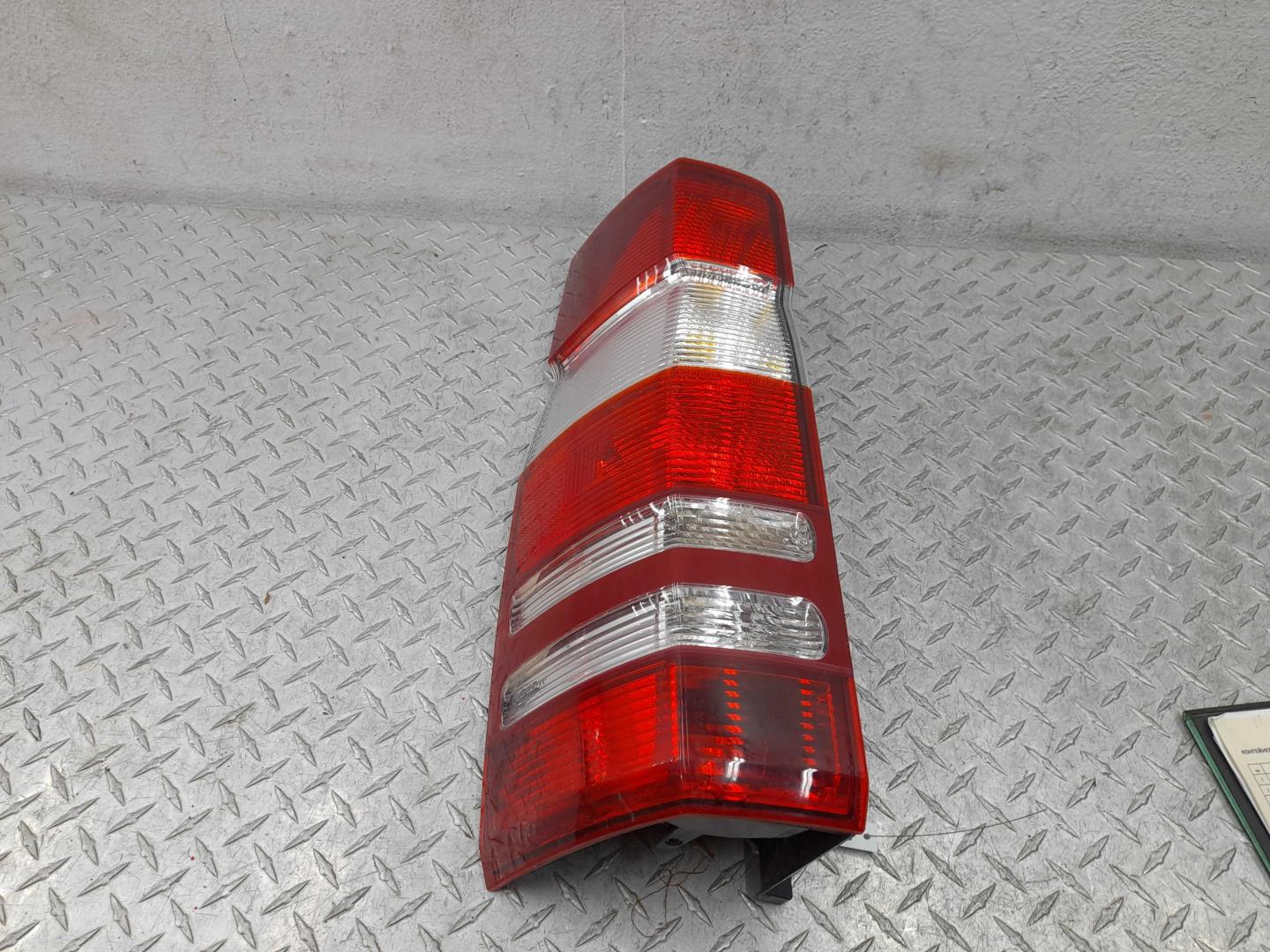 Фонарь задний наружный левый