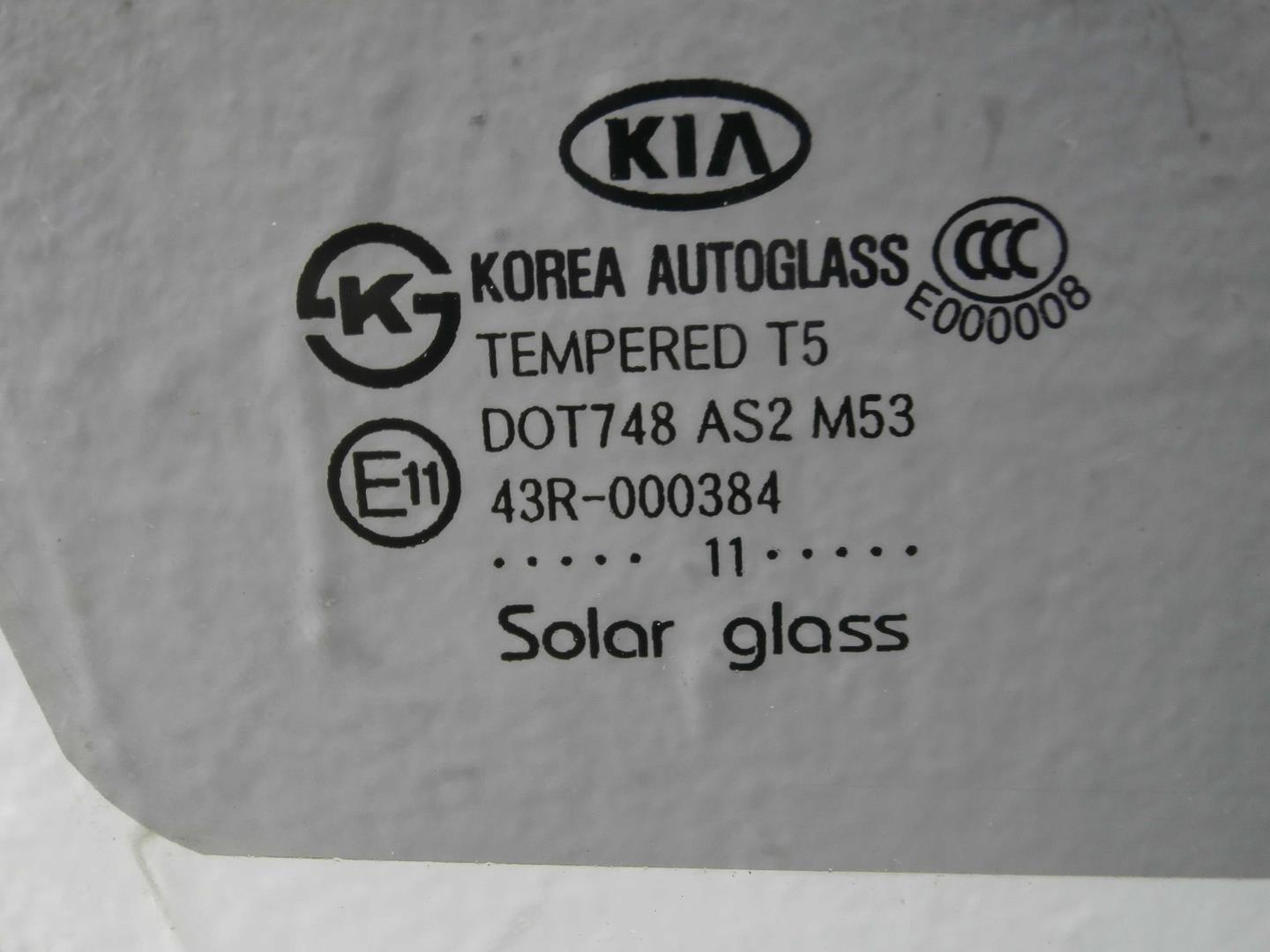 Стекло двери передней правой