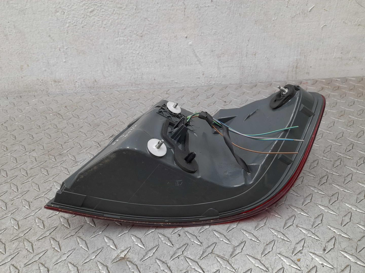 Фонарь задний наружный левый