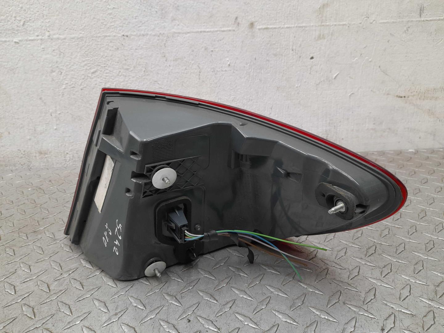 Фонарь задний наружный левый