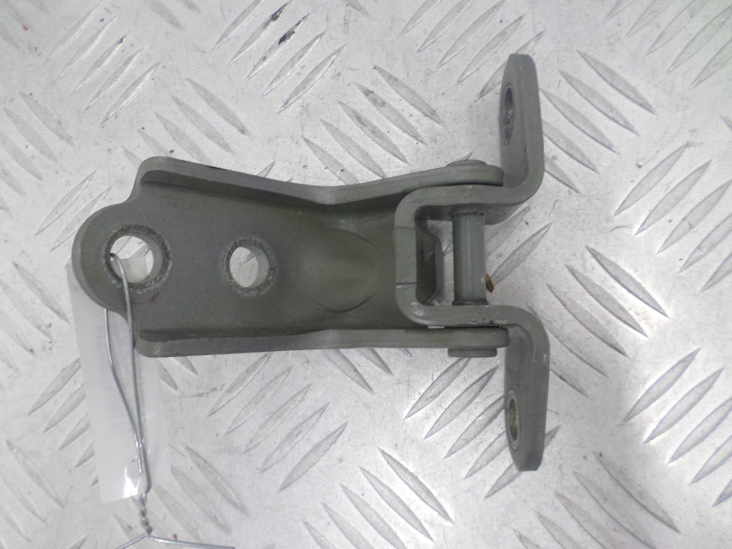 Петля двери передней