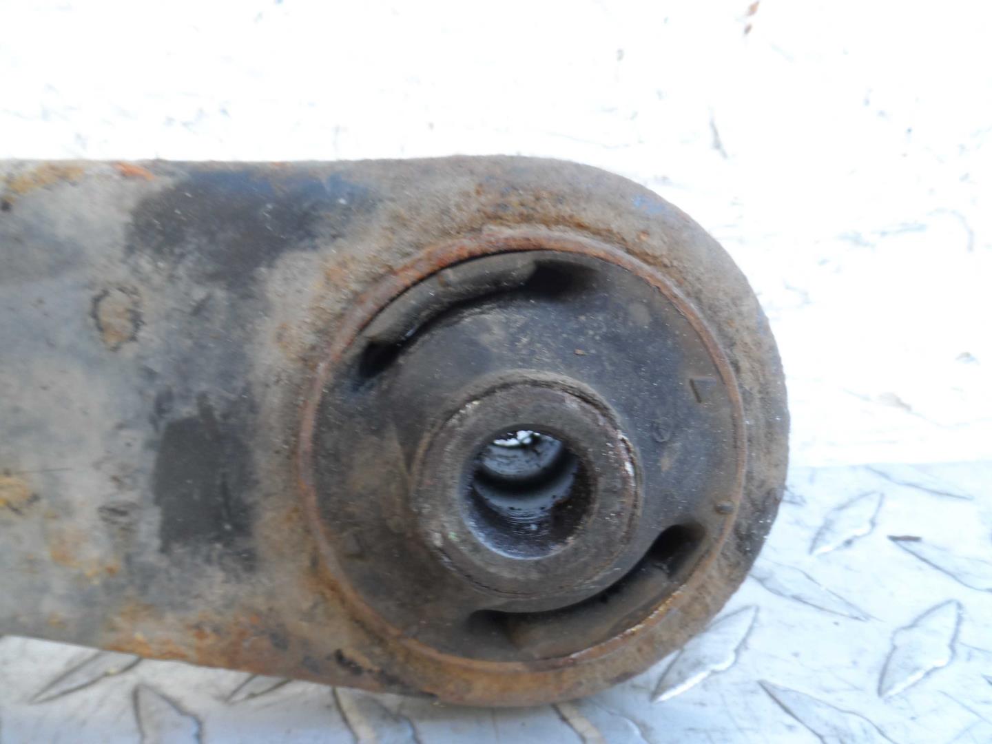 Рычаг передний нижний правый