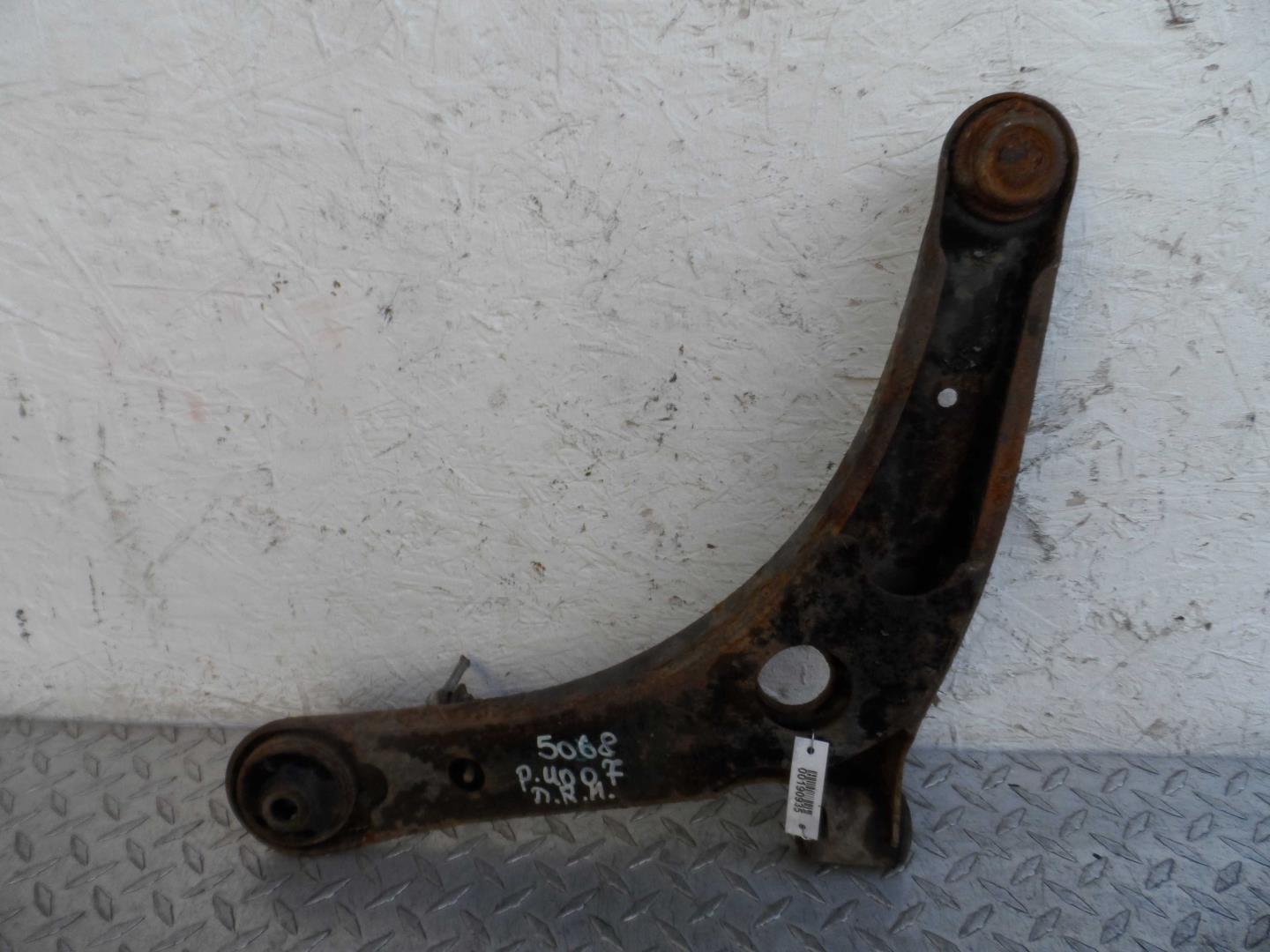 Рычаг передний нижний правый