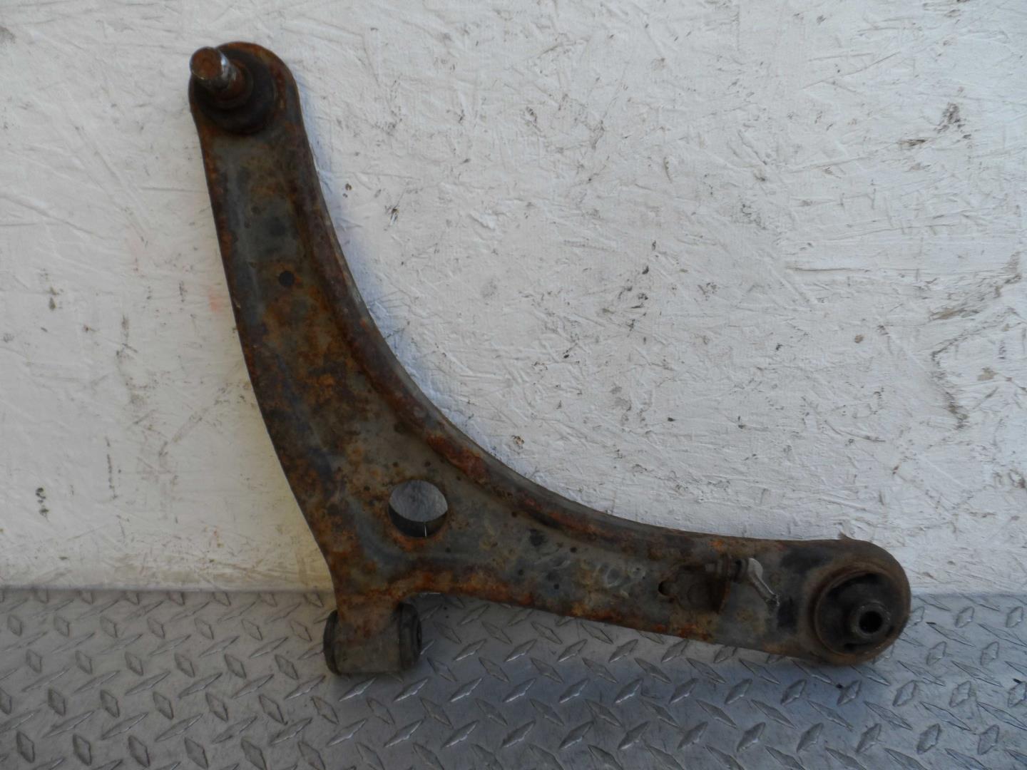 Рычаг передний нижний правый