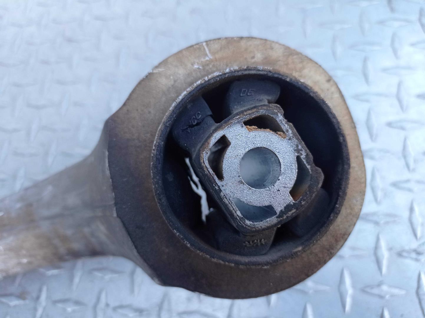 Рычаг передний нижний левый