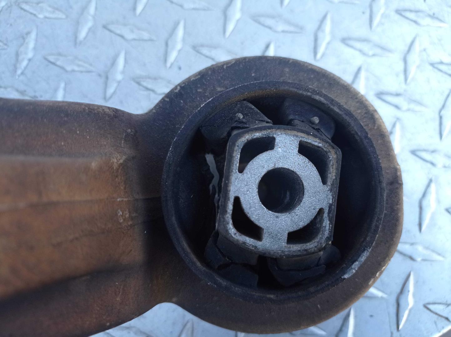 Рычаг передний нижний левый