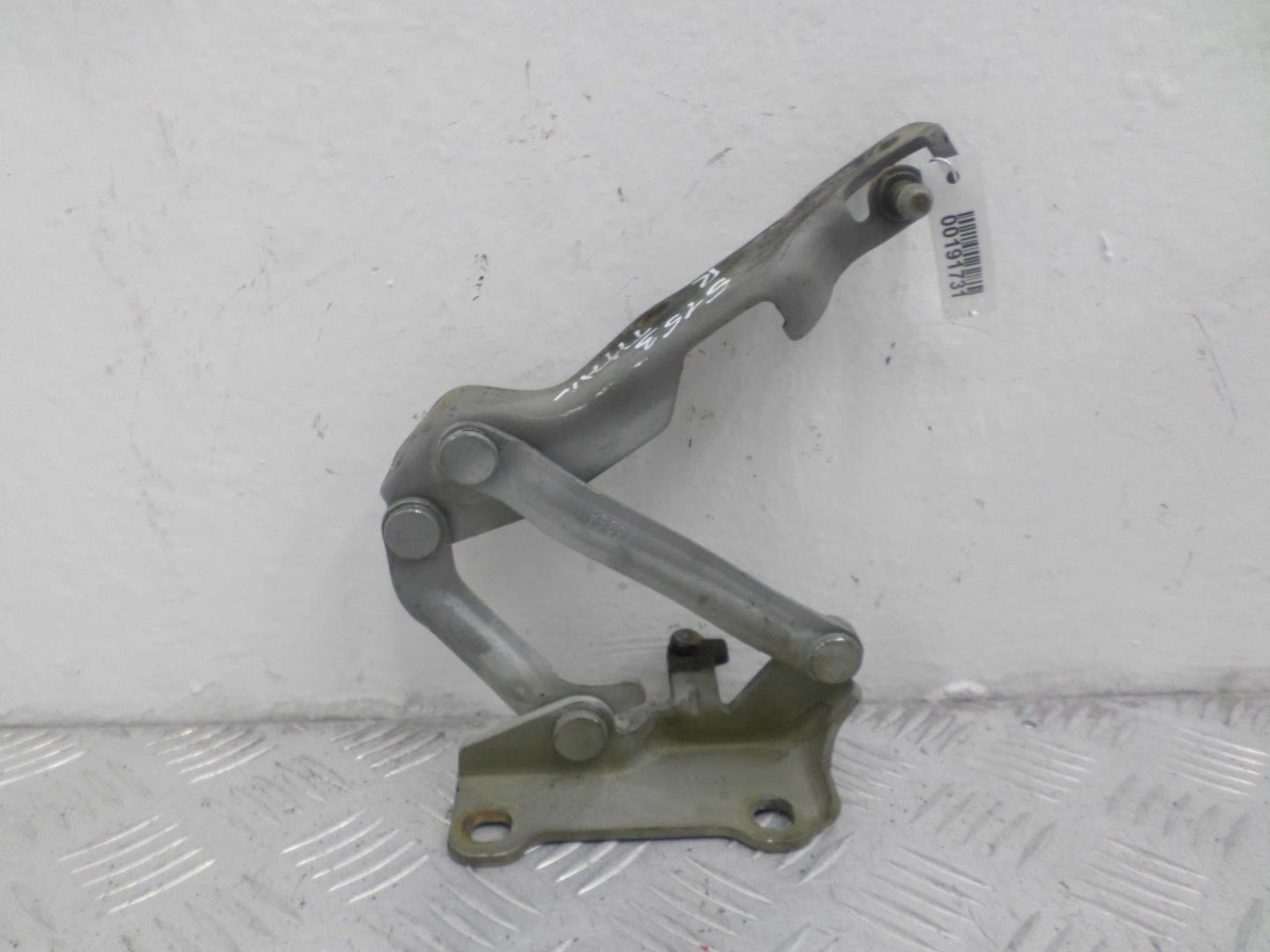 Петля капота правая