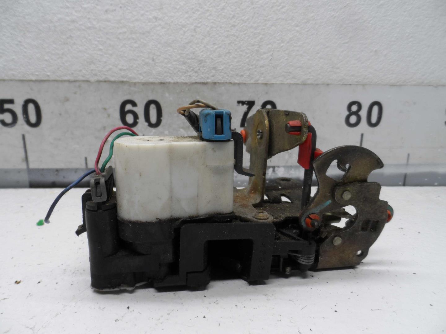 Замок двери передней левой