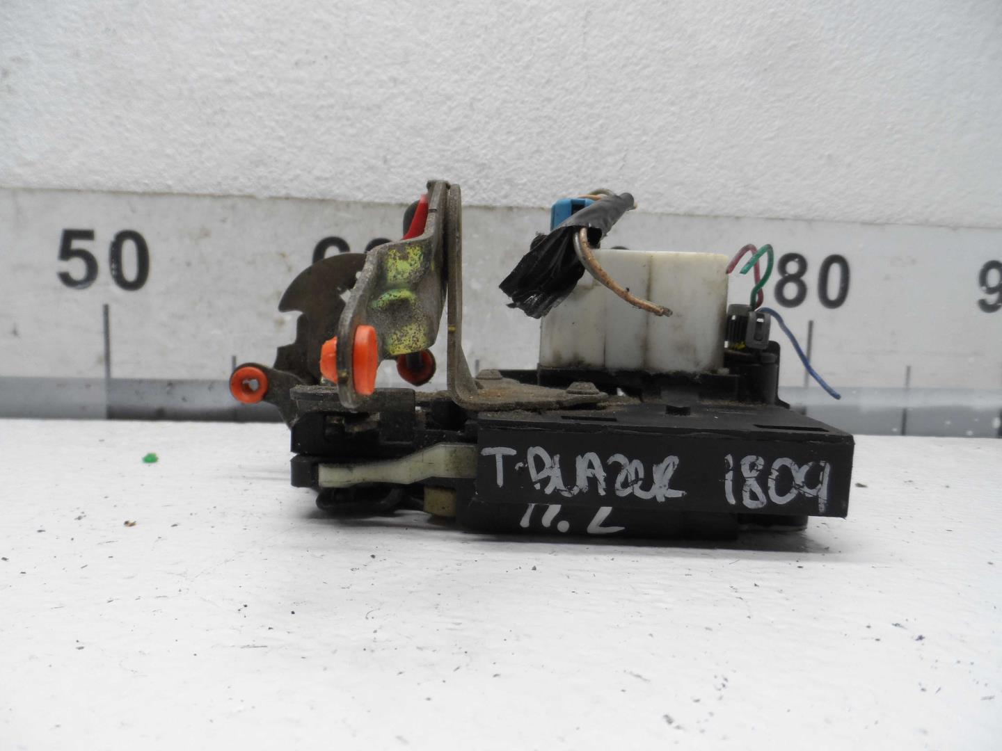 Замок двери передней левой