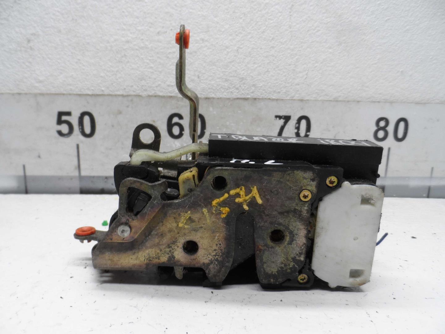 Замок двери передней левой