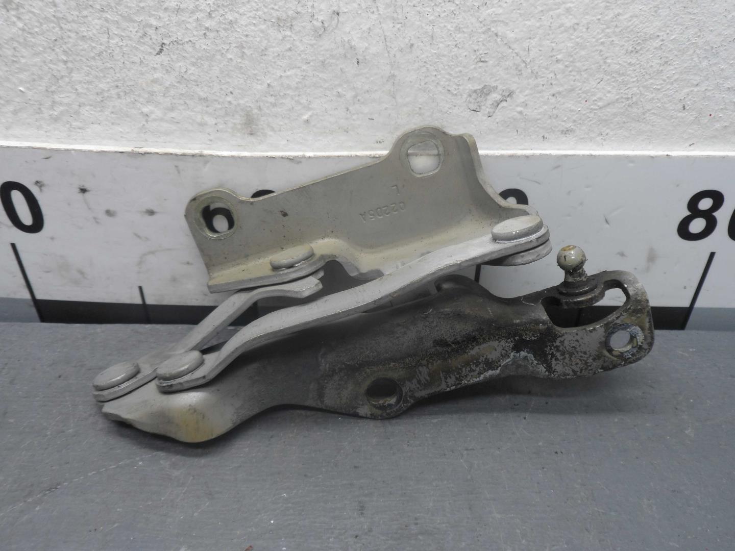 Петля капота левая