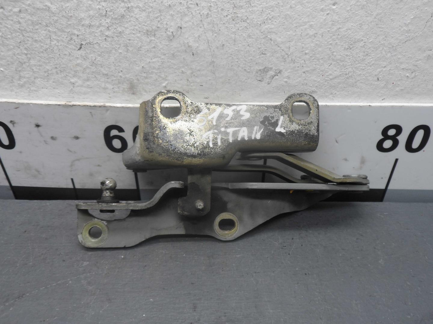 Петля капота левая