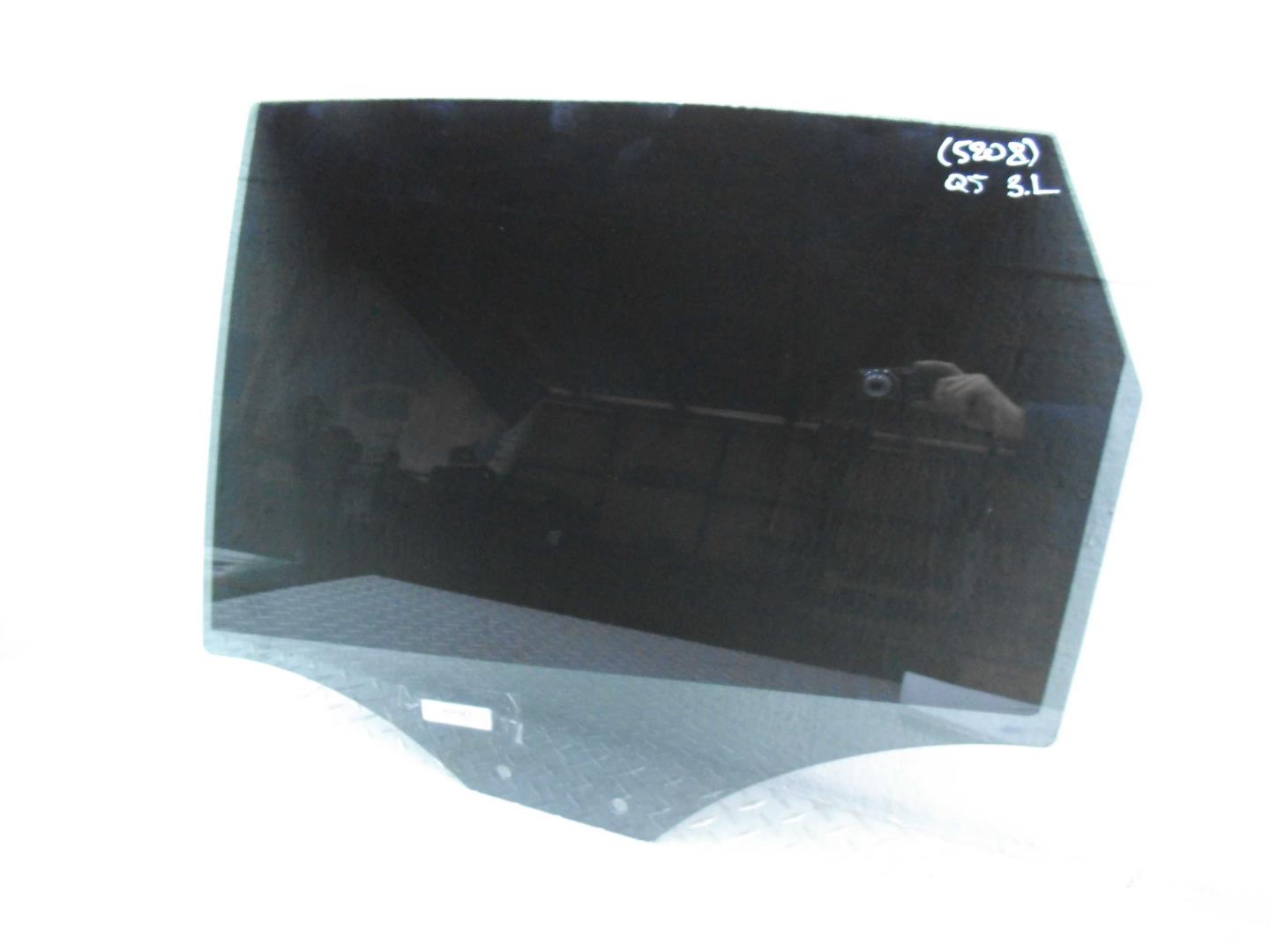 Стекло двери задней левой