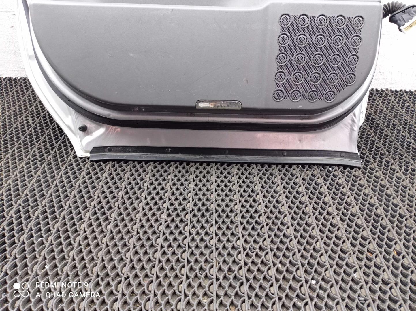 Стекло двери задней левой