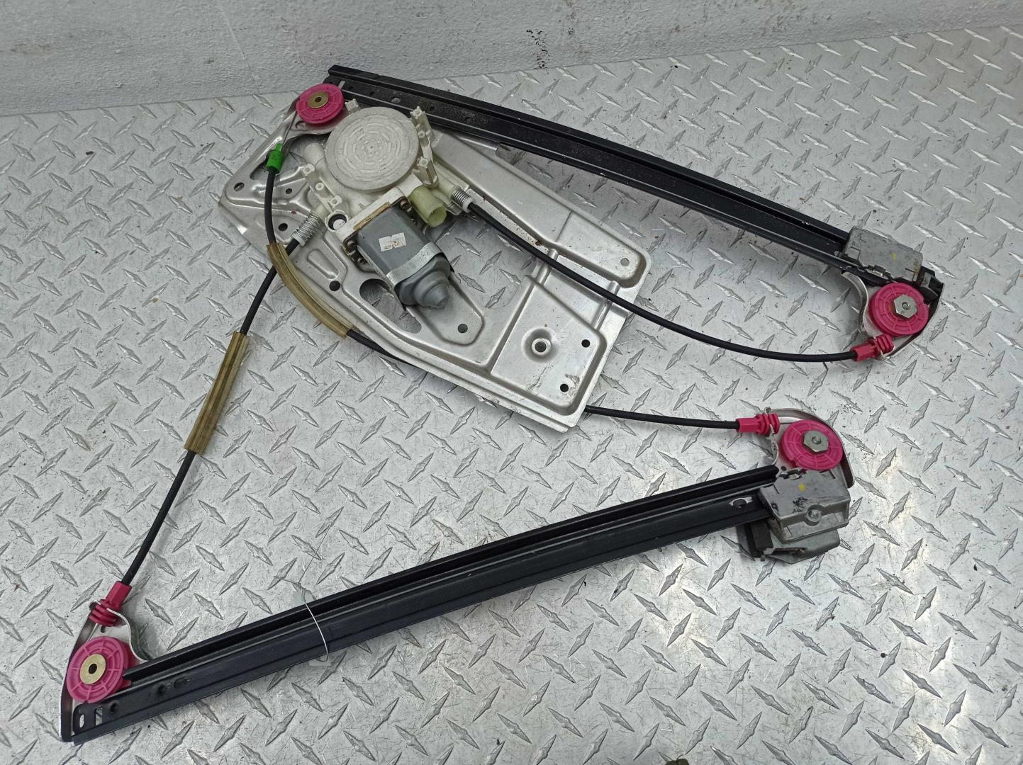 Стеклоподъемник электр. передний правый