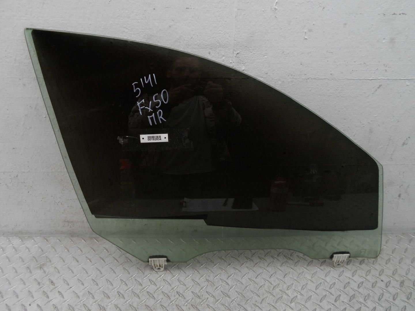 Стекло двери передней правой