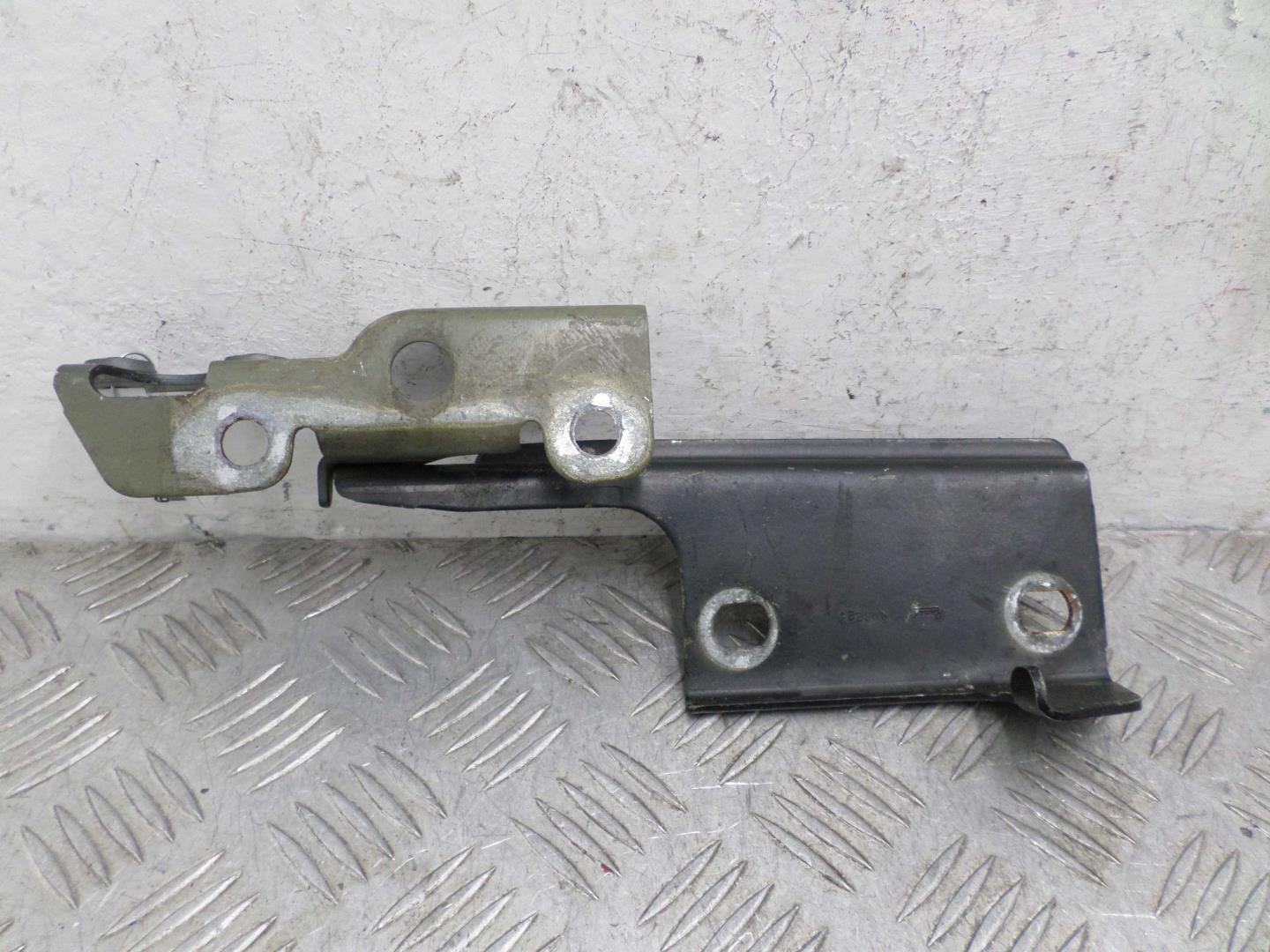 Петля капота правая