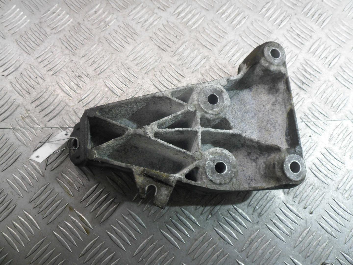 Кронштейн двигателя