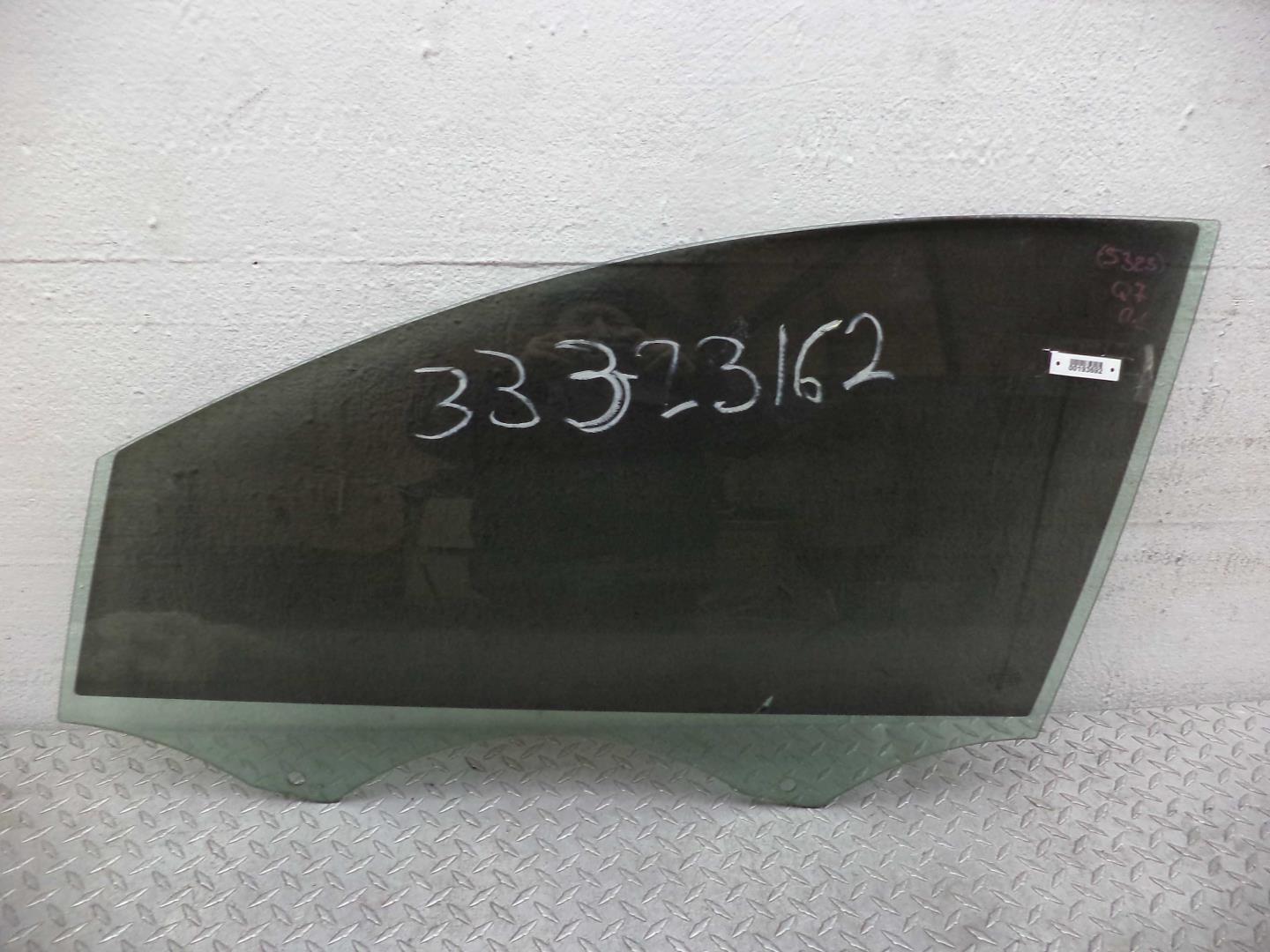 Стекло двери передней левой