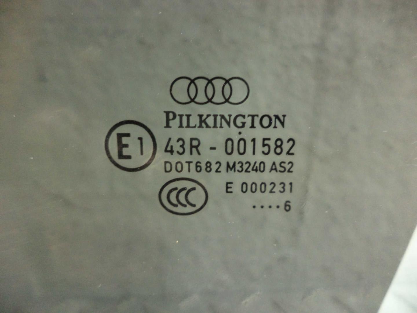 Стекло двери передней левой