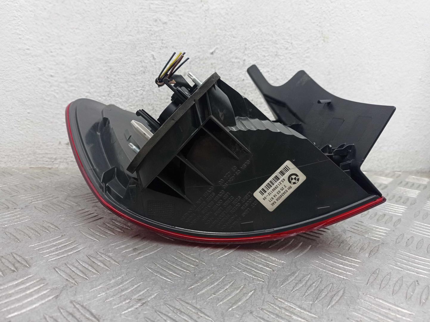 Фонарь задний наружный правый