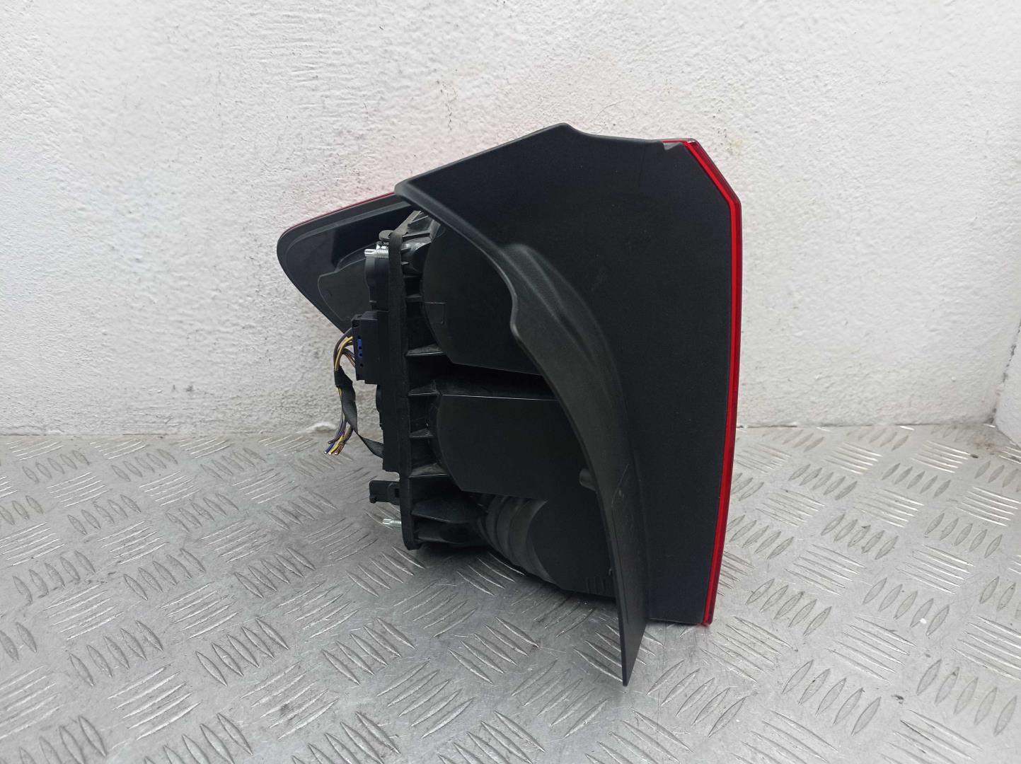 Фонарь задний наружный правый