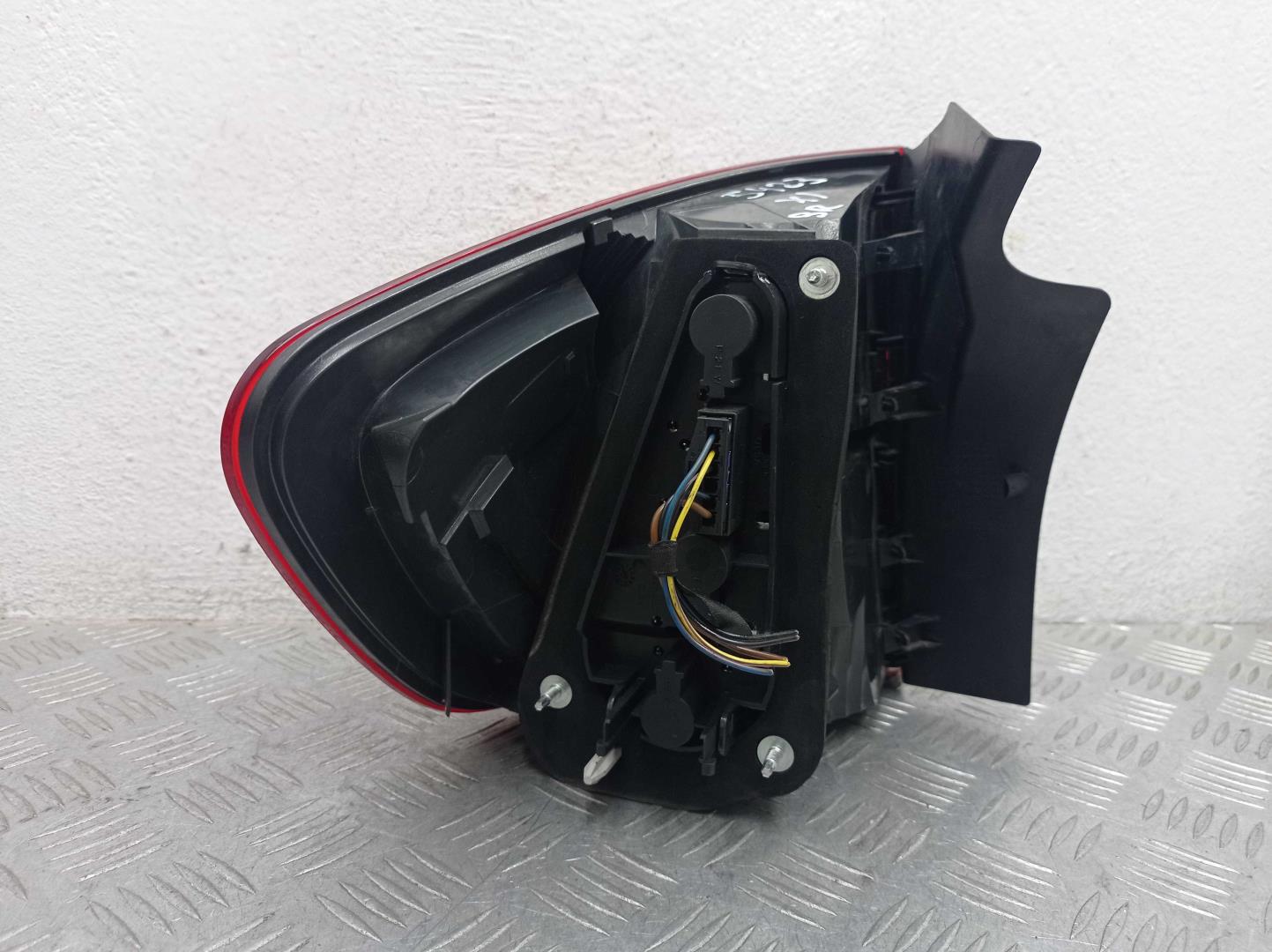 Фонарь задний наружный правый