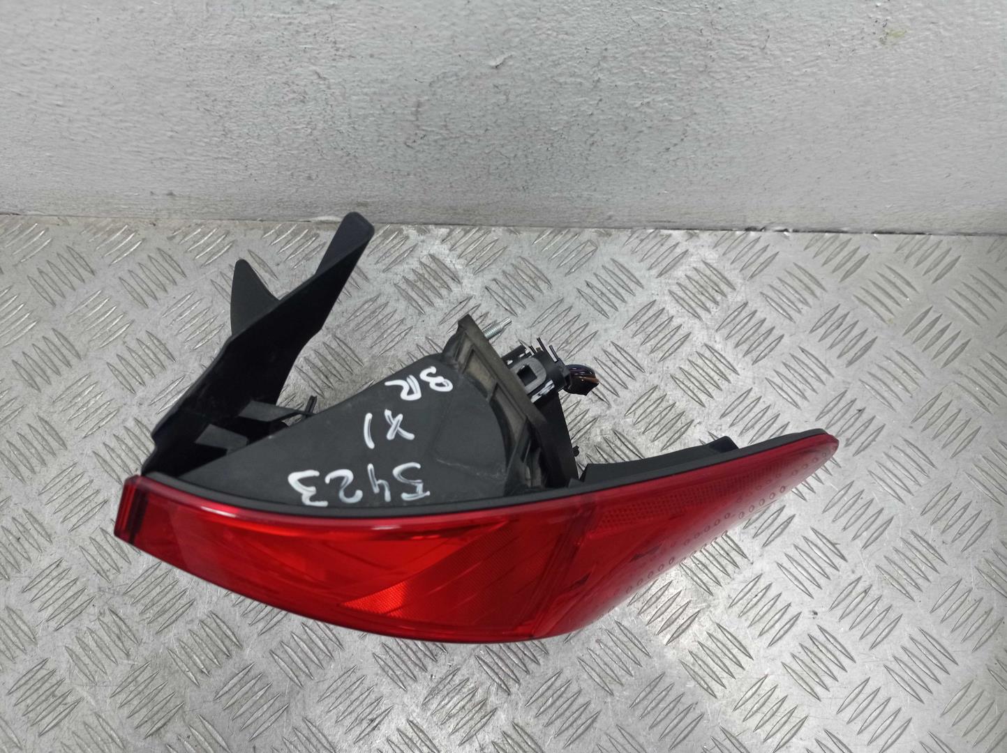 Фонарь задний наружный правый