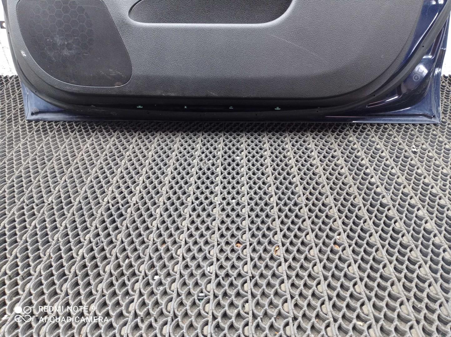 Петля двери передней