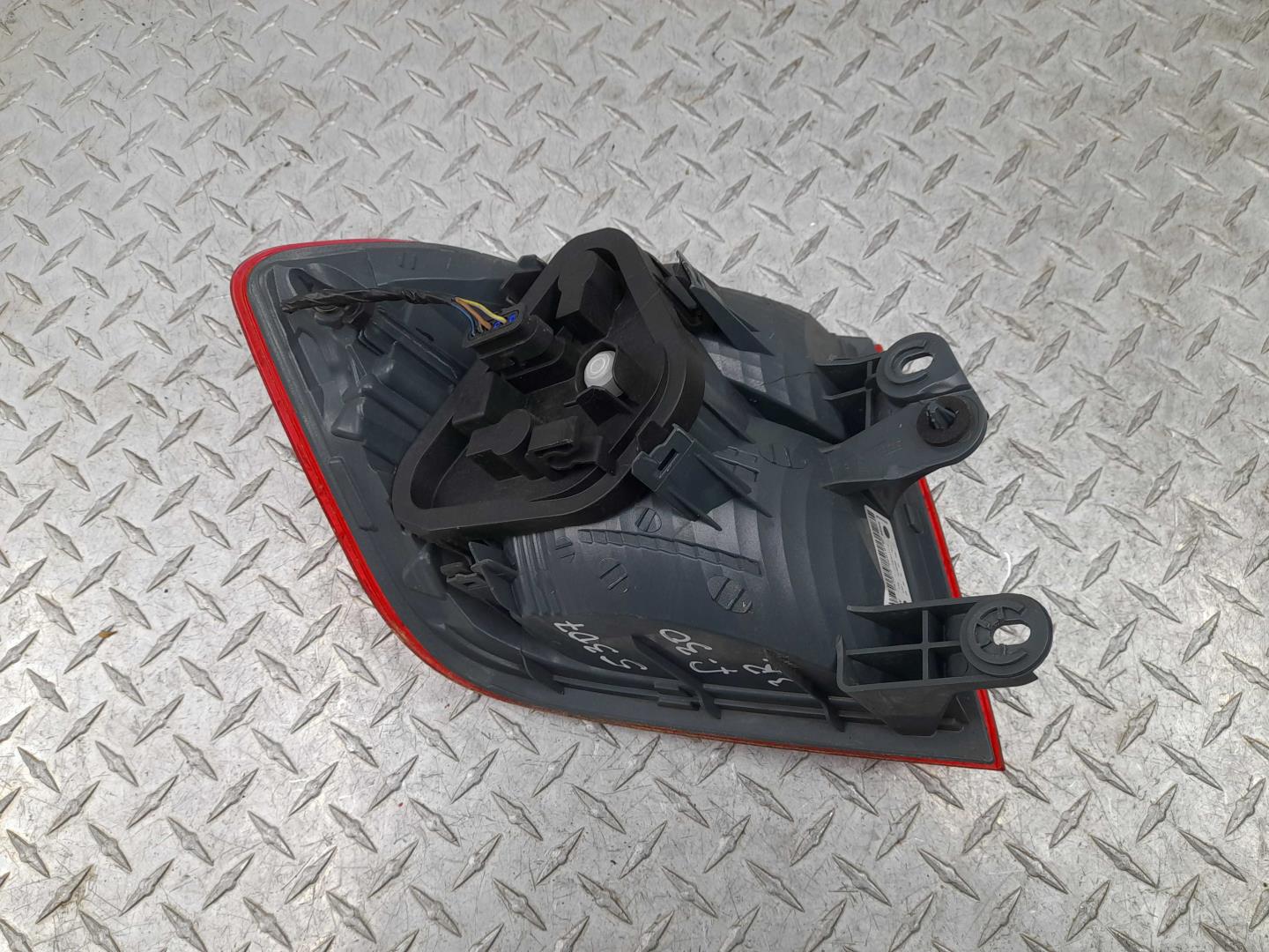 Фонарь задний наружный правый