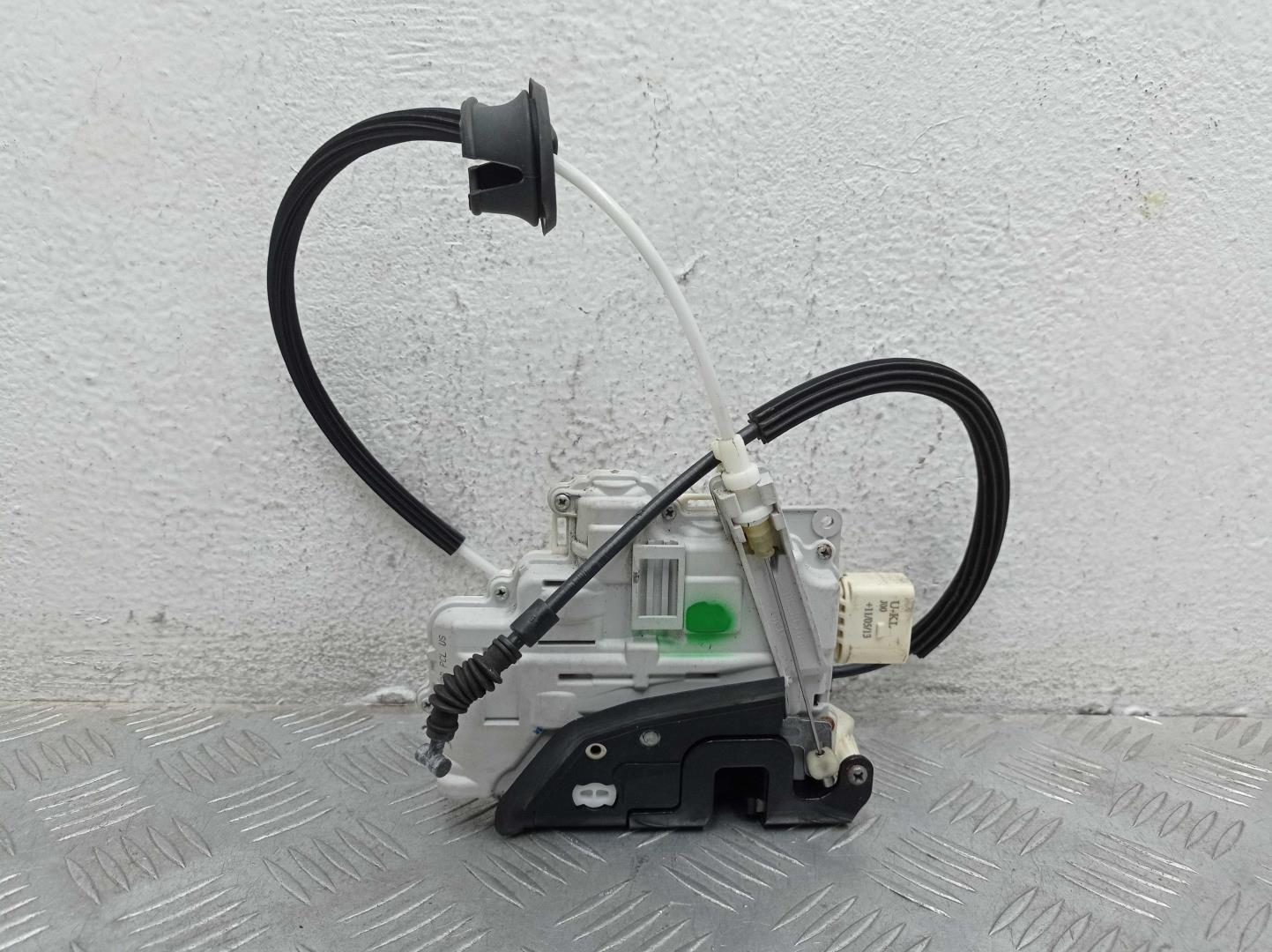 Замок двери задней левой