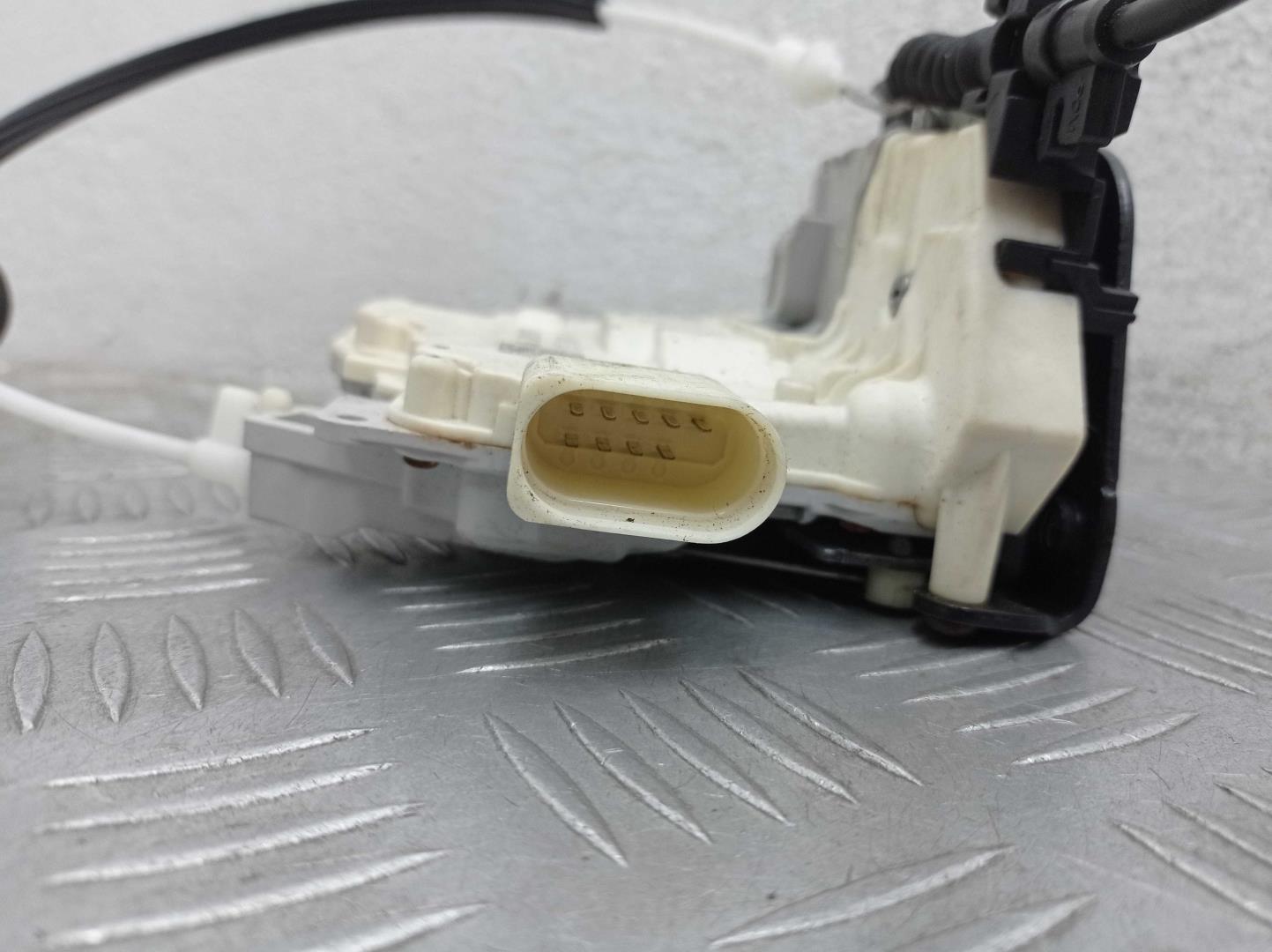 Замок двери задней левой