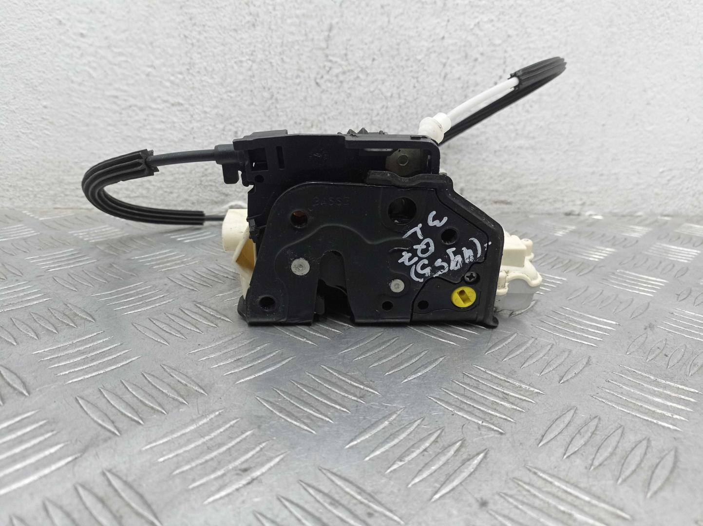 Замок двери задней левой