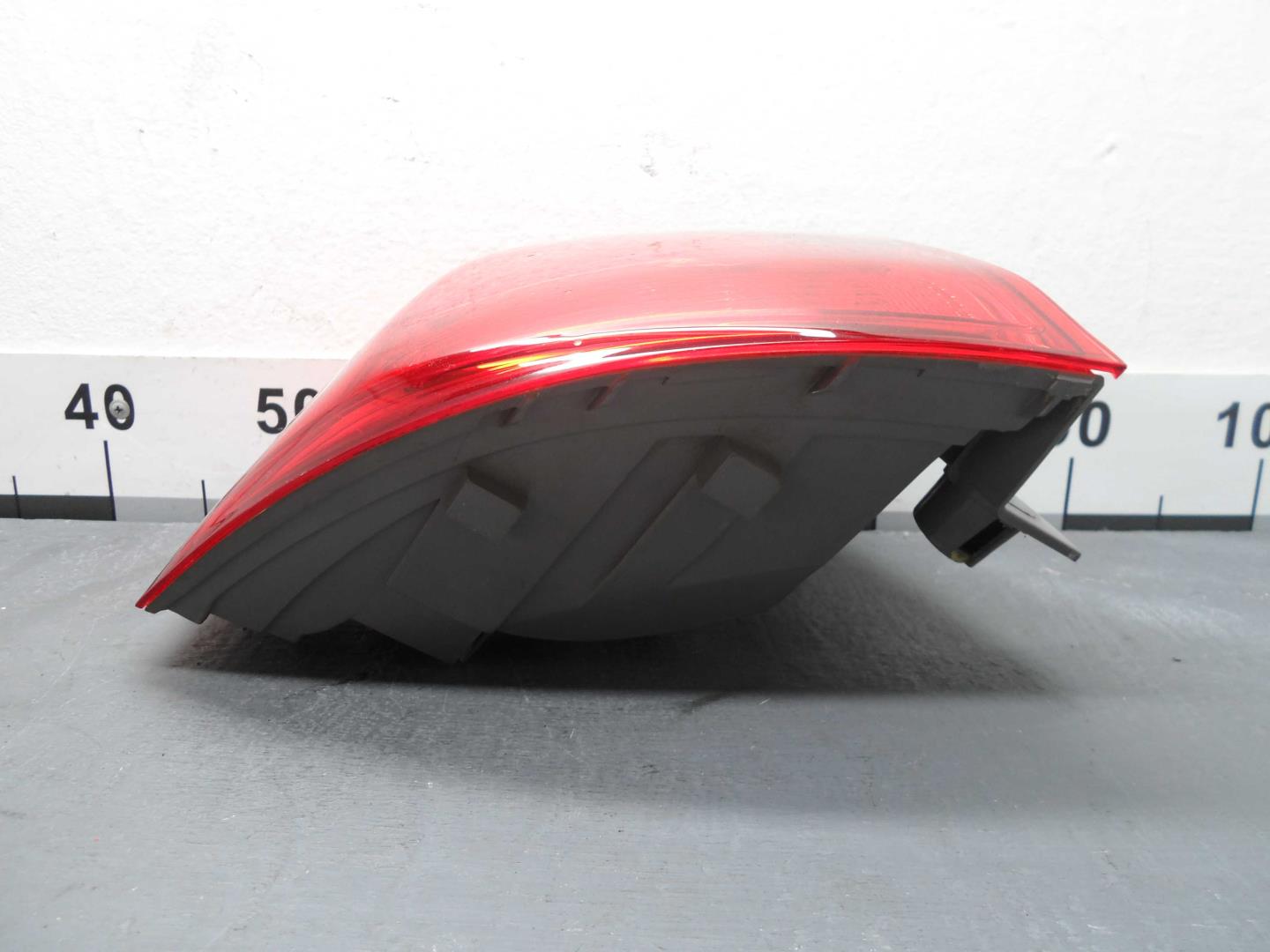 Фонарь задний наружный левый