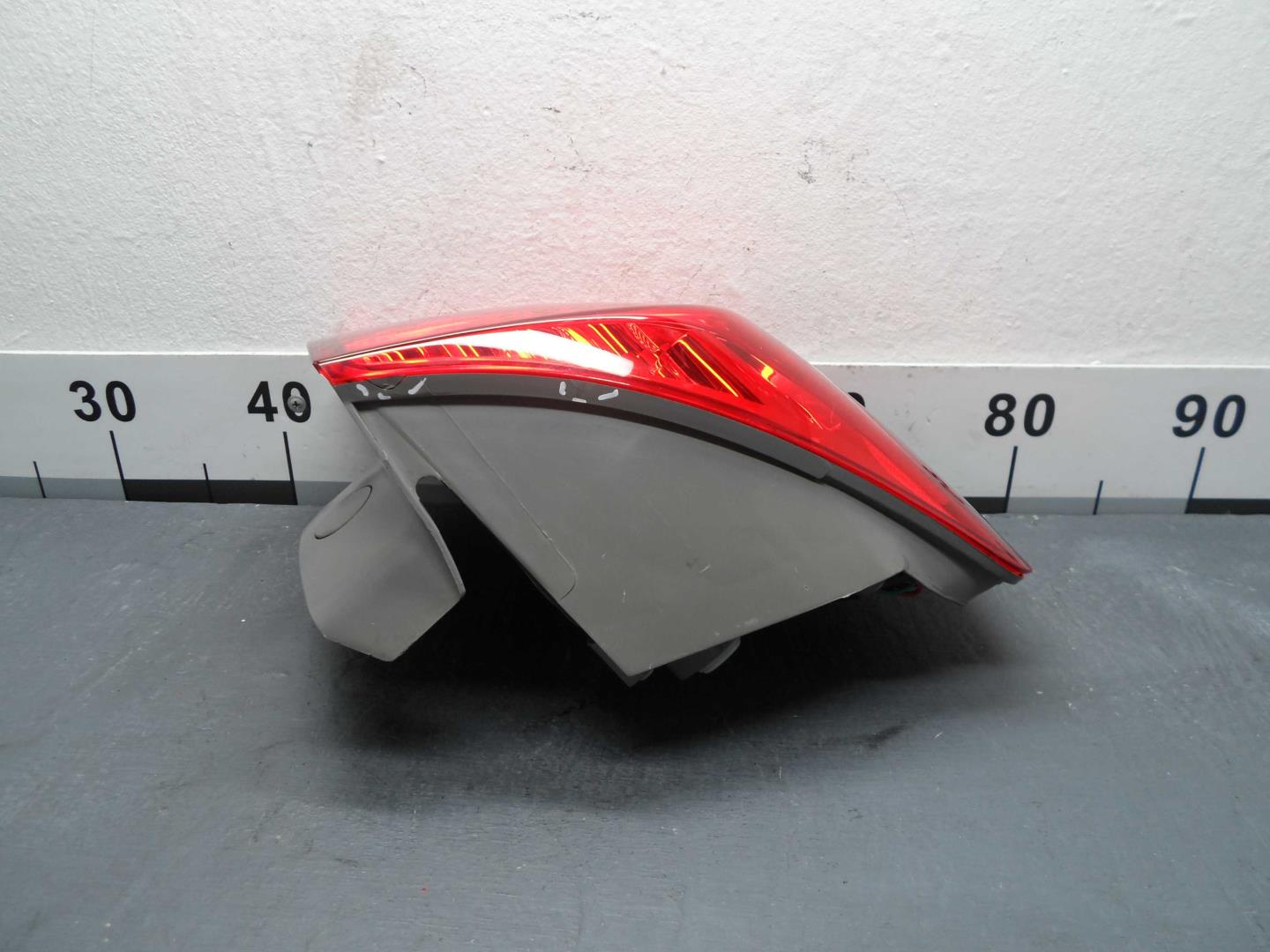 Фонарь задний наружный левый