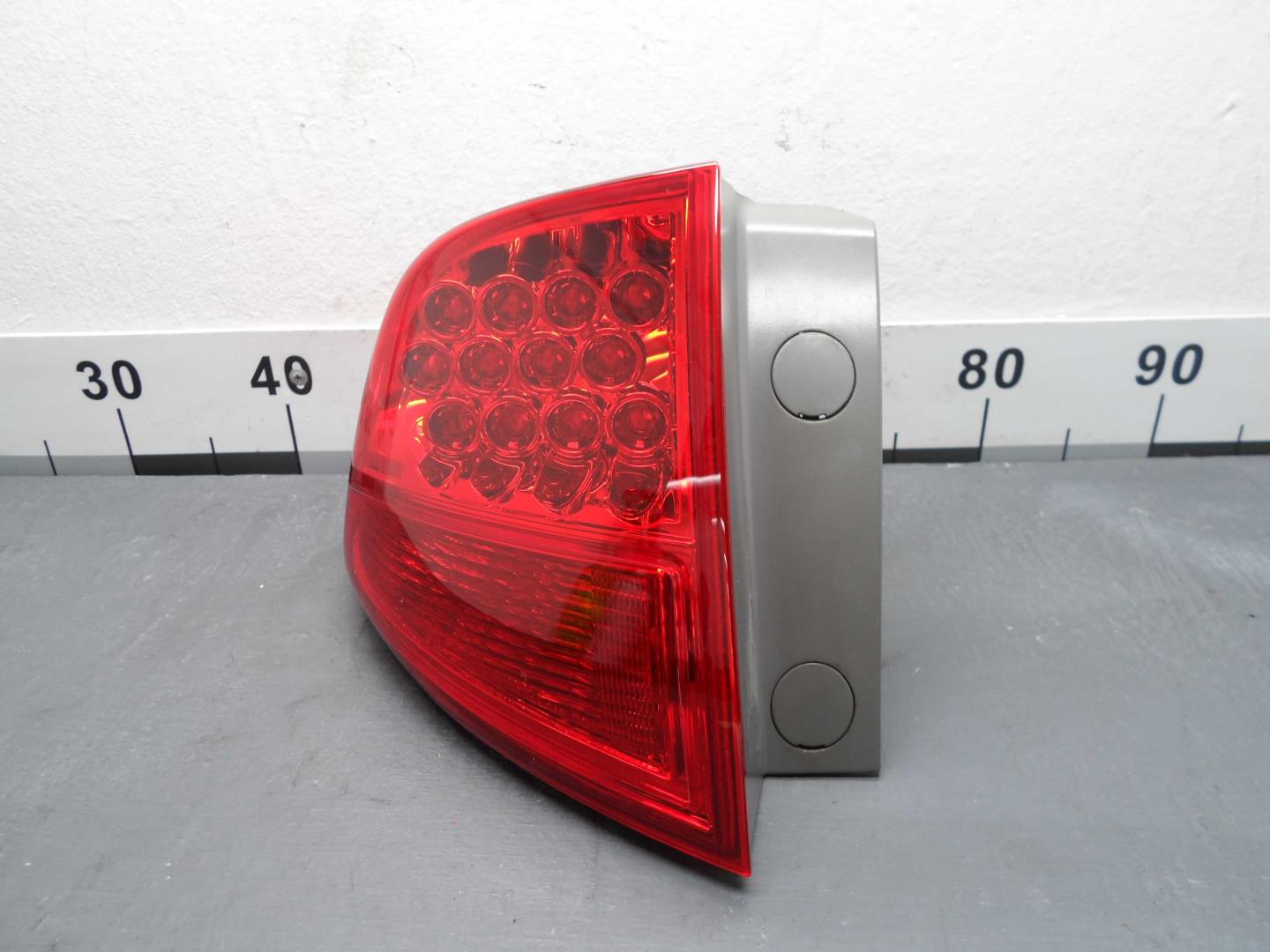 Фонарь задний наружный левый