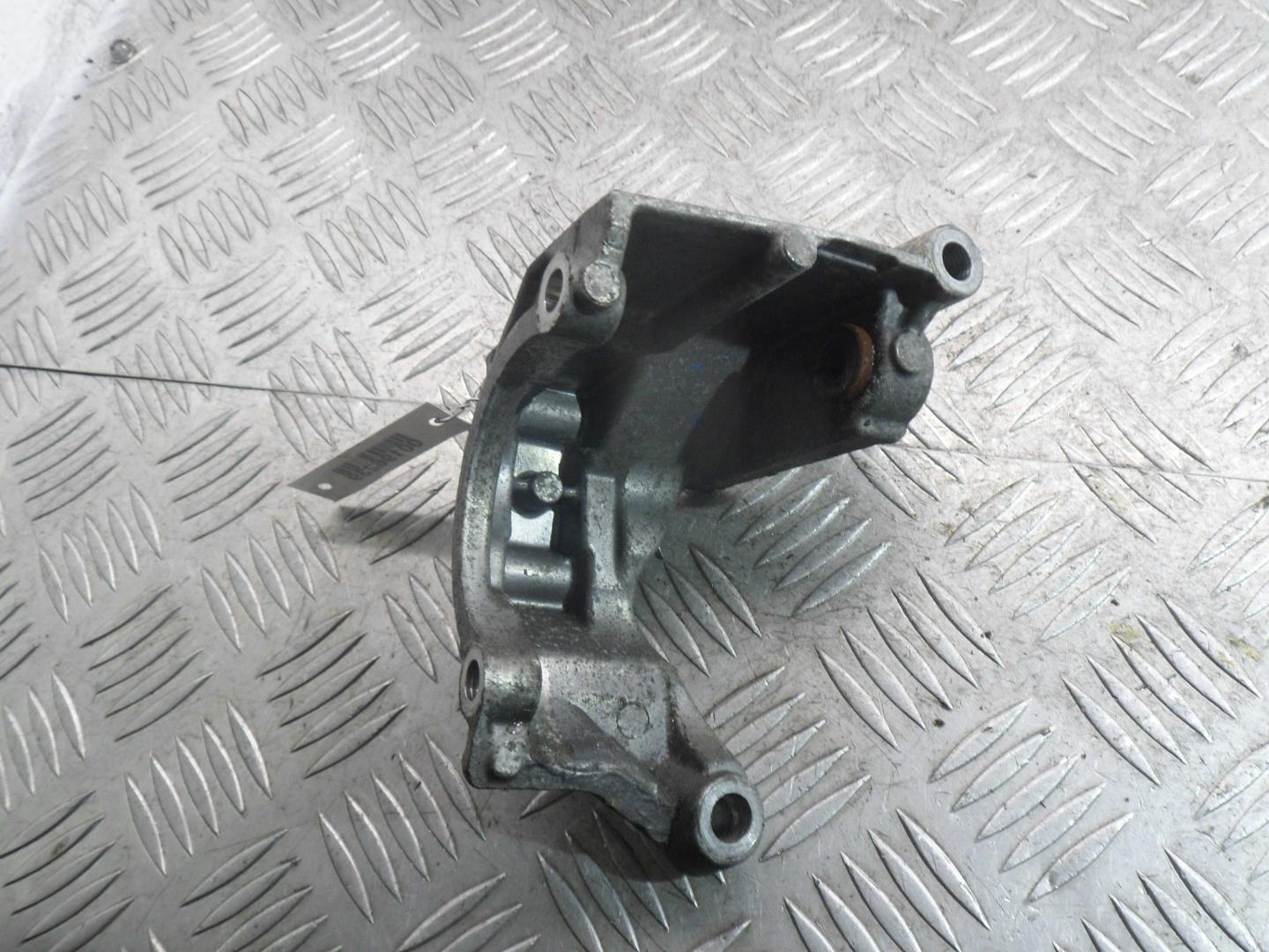 Кронштейн ГУР