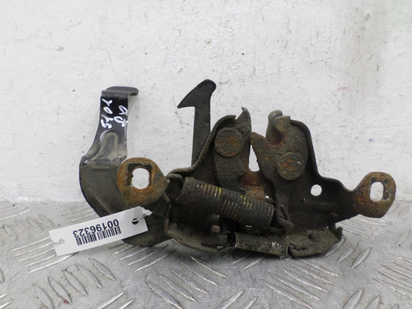 Замок капота