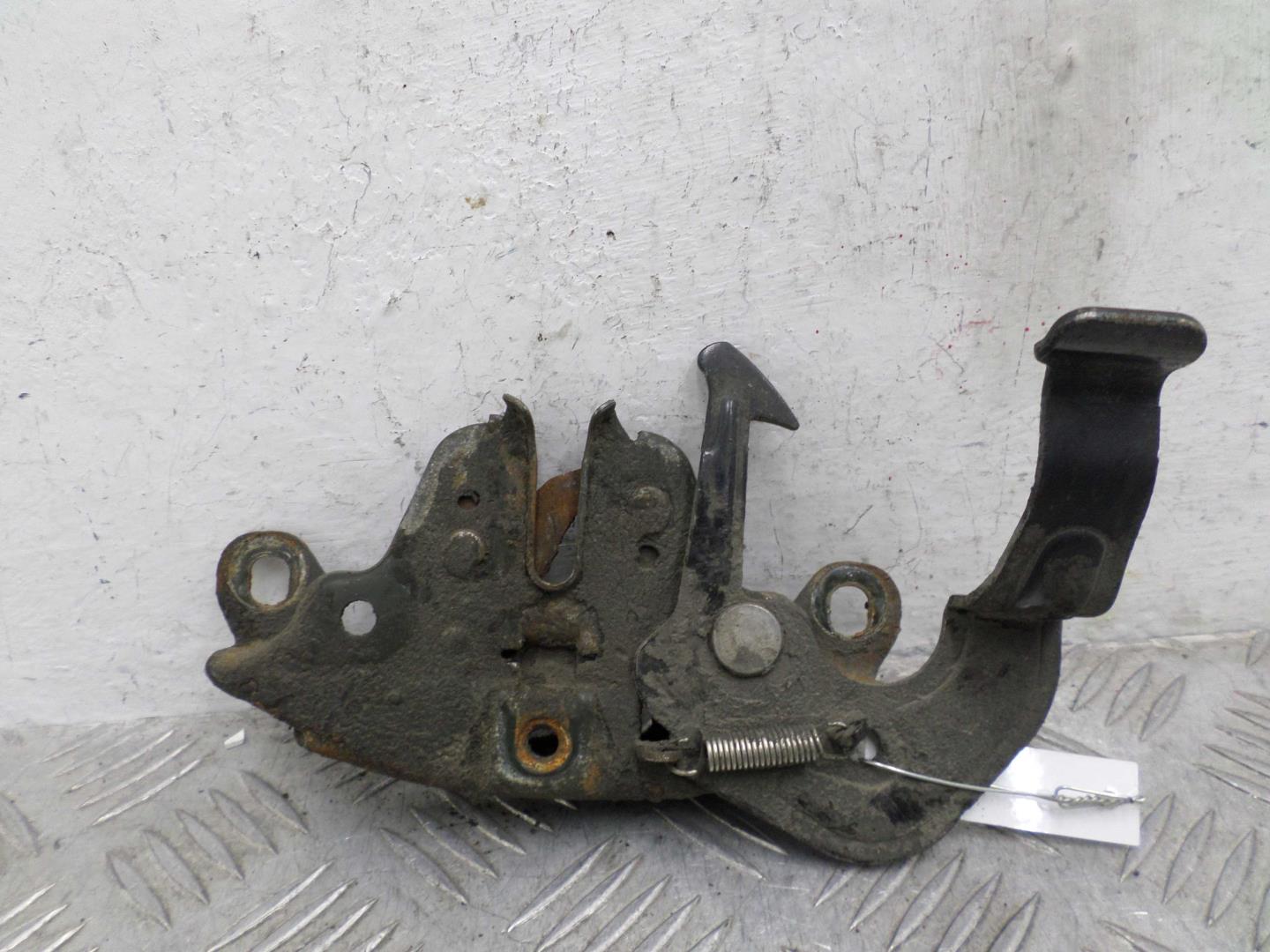 Замок капота